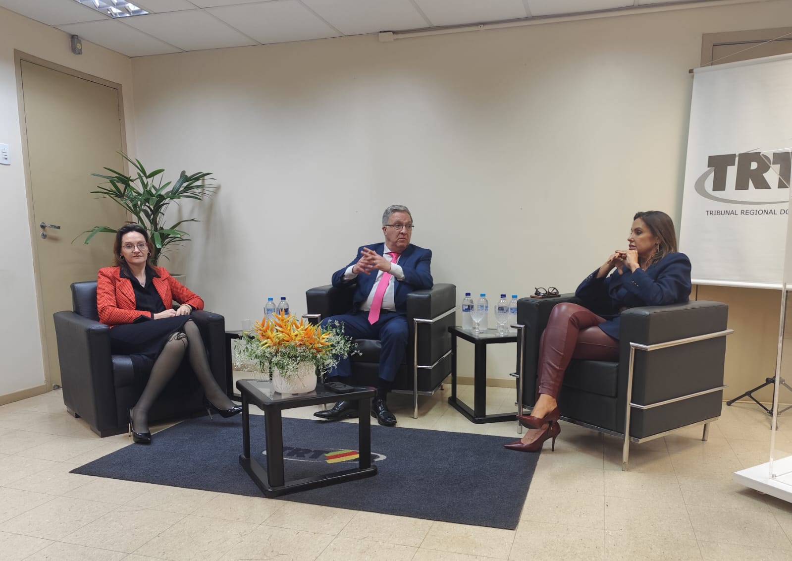 Dr. Cassou com as juízas Raquel Nenê e Rubiane Solange