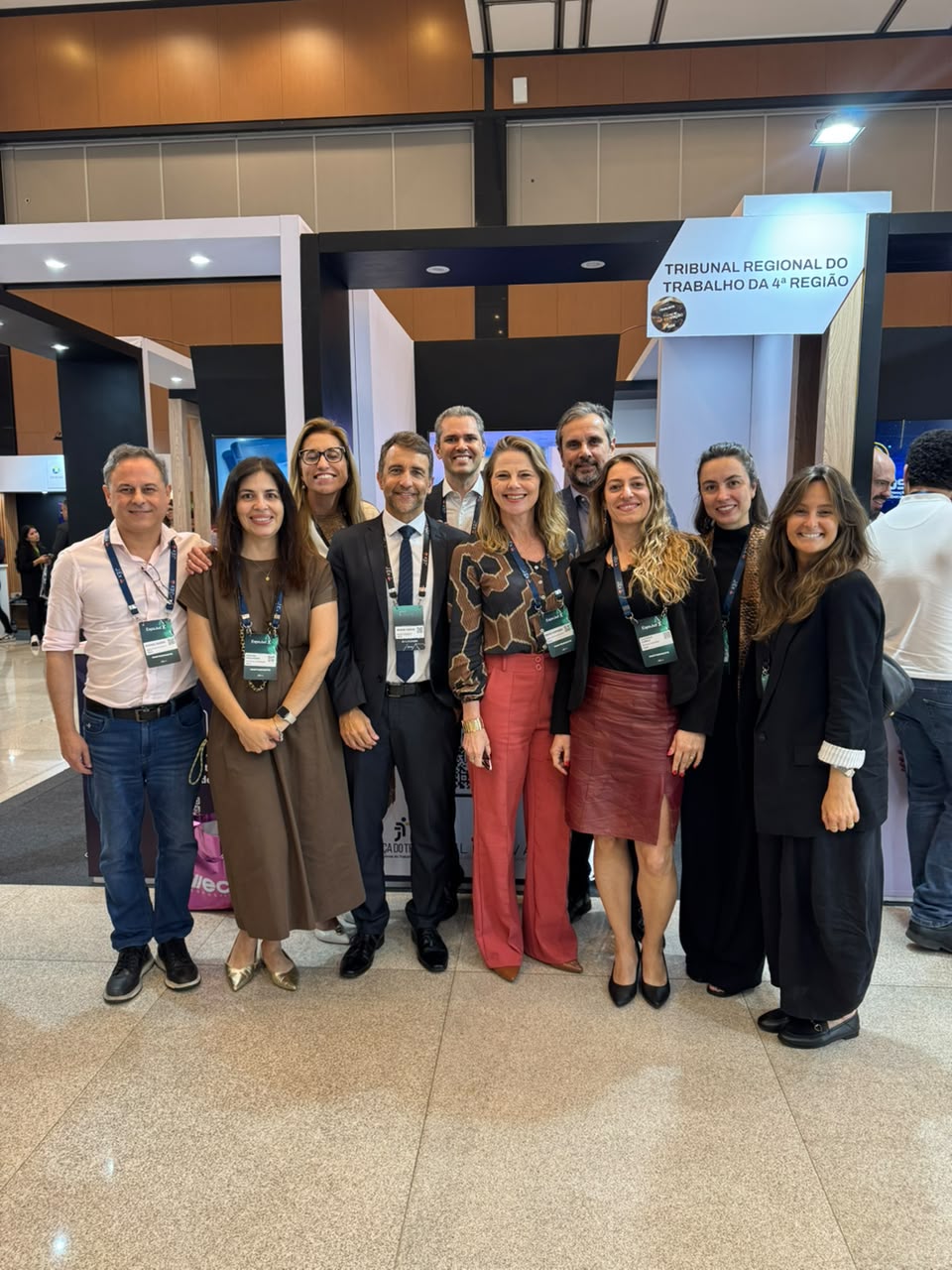 Equipe do TRT-RS presente da Expojud 2026 posa para a foto em frente ao estande do Tribunal.