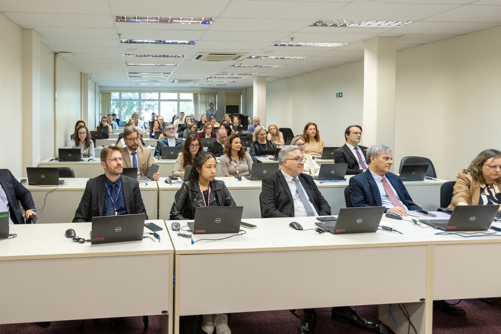 Foto dos participantes do seminário, sentados