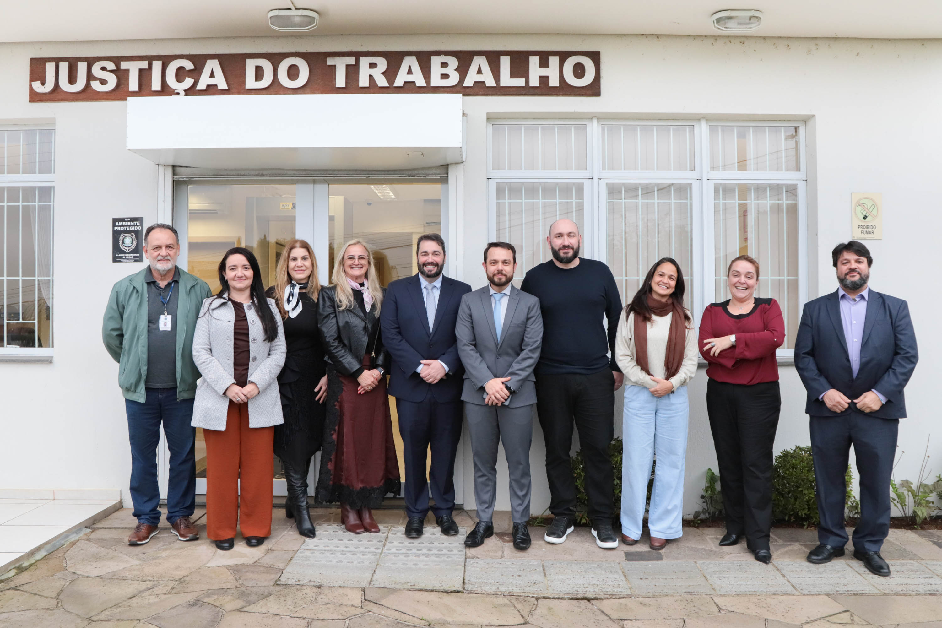 Comitiva do Tribunal com equipe do Posto Avançado de Nova Prata
