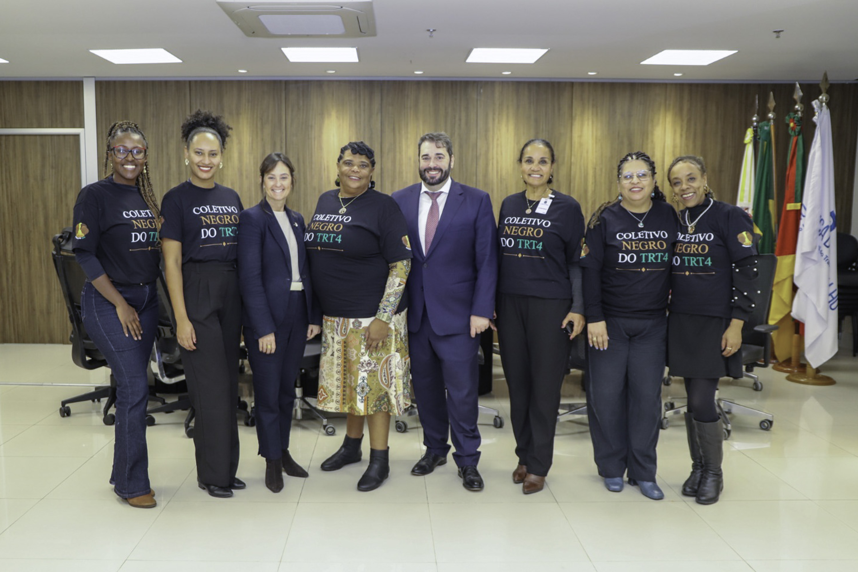 seis servidoras do Coletivo posam para a foto no salão nobre da Presidência, com o presidente Alexandre Cruz e a juíza auxiliar da Presidência Luciana Xavier.