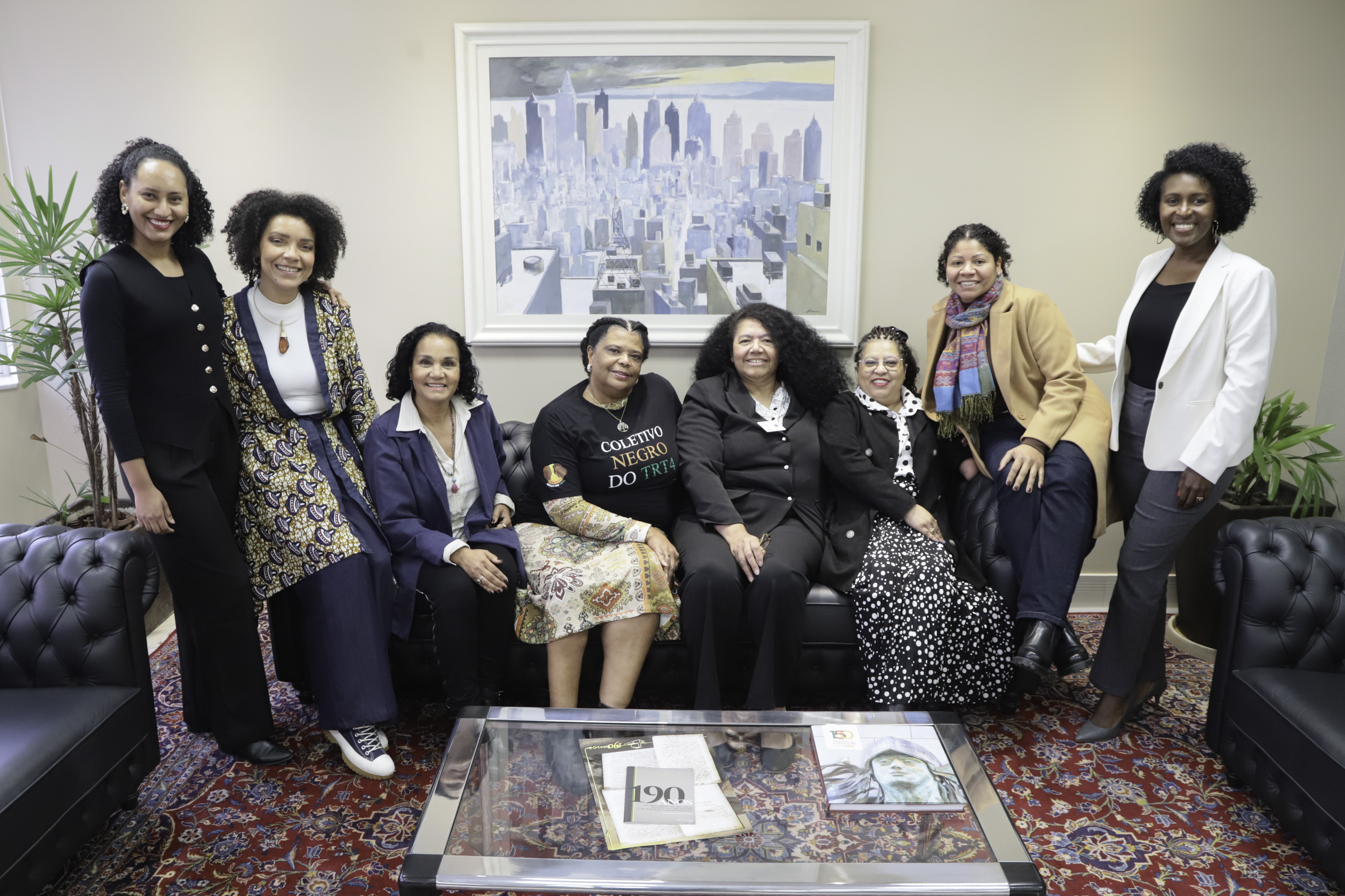 Participantes da entrevista posam para a foto no sofá do Salão Nobre da Presidência.