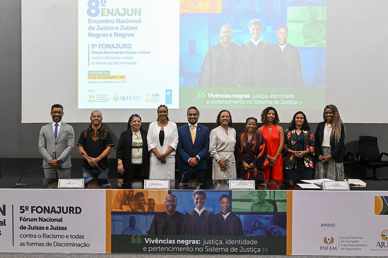 Participantes do lançamento da Rede
Nacional de Coletivos Negros das Carreiras Jurídicas posam para a foto.