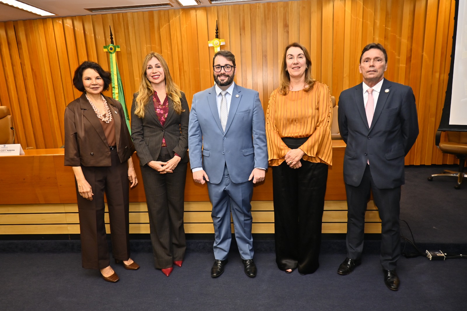 Dirigentes atuais e eleitos, a partir da esquerda: Herminegilda Machado, Eleonora Lacerda, Alexandre da Cruz, Teresa Cotosky e Álvaro Moreira
