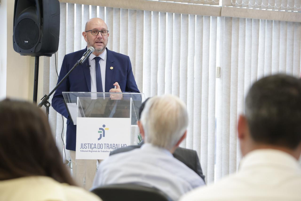 Marcelo fala no púlpito com o público em primeiro plano