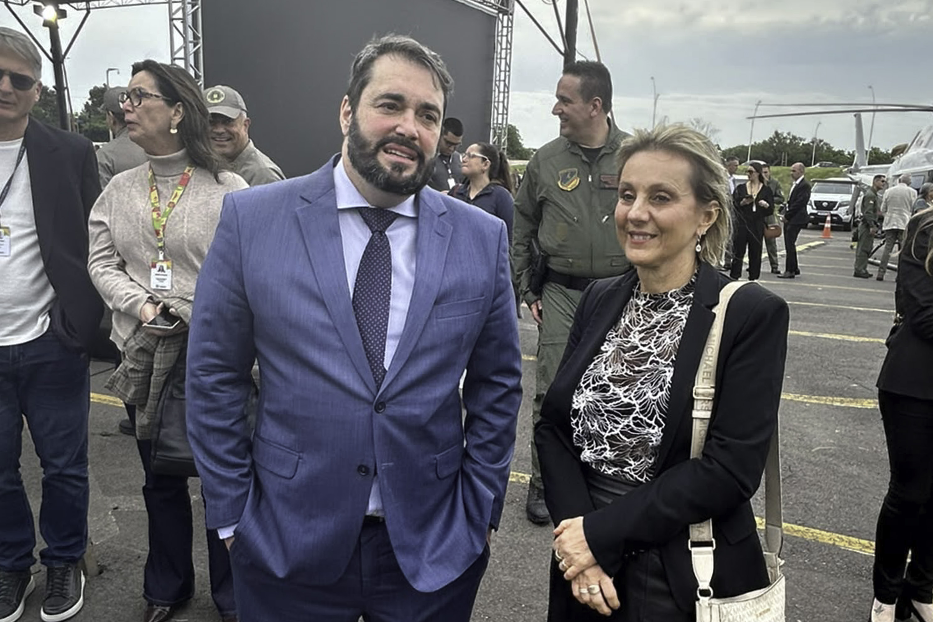 Alexandre conversa com Ana Paula no local do evento