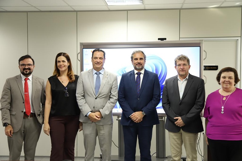 A foto mostra a equipe anterior com os novos gestores do Grupo de Secretários de Corregedorias da JT .
