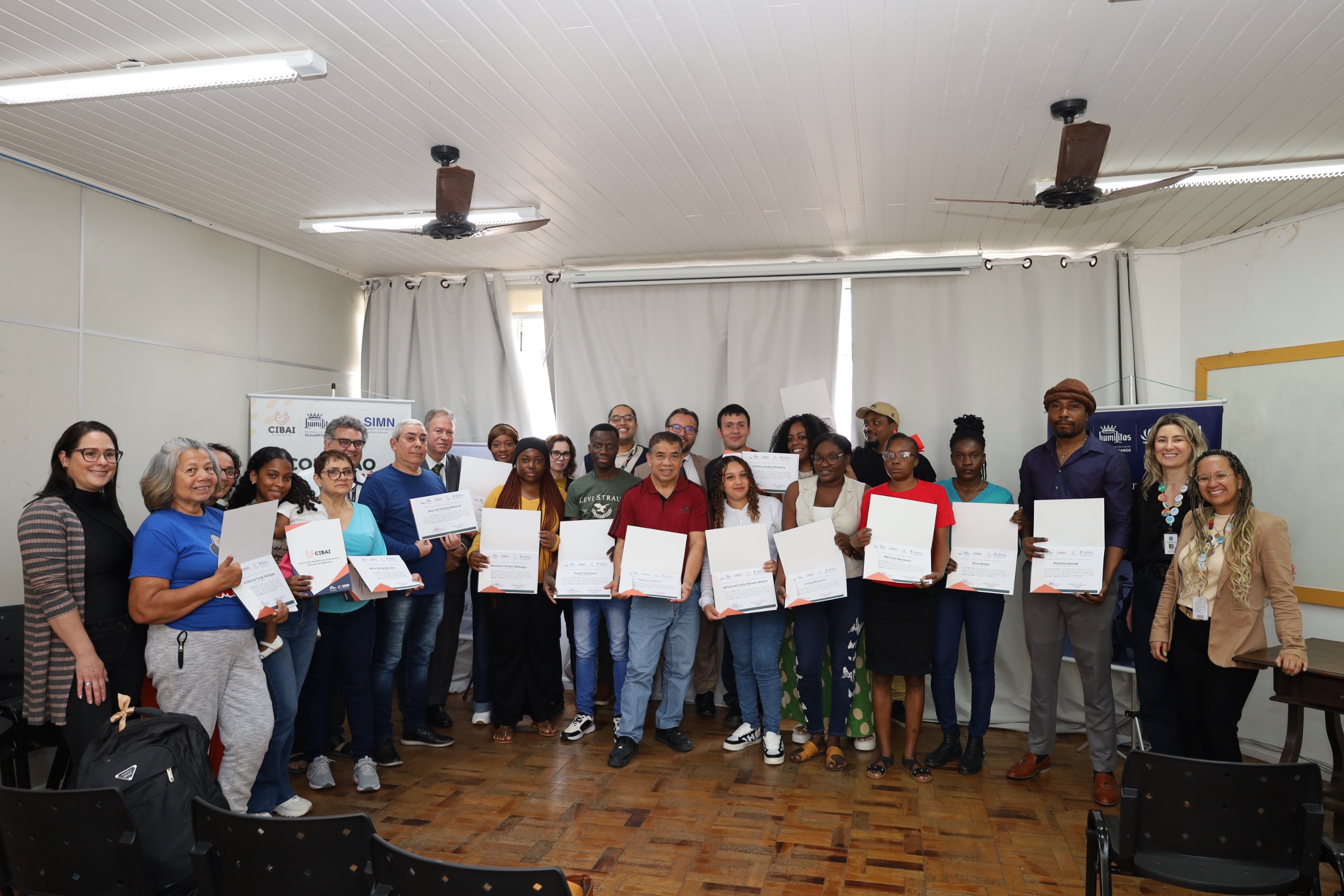 Alunos com os certificados, membros do Cibai e servidores do Tribunal posando para a foto.