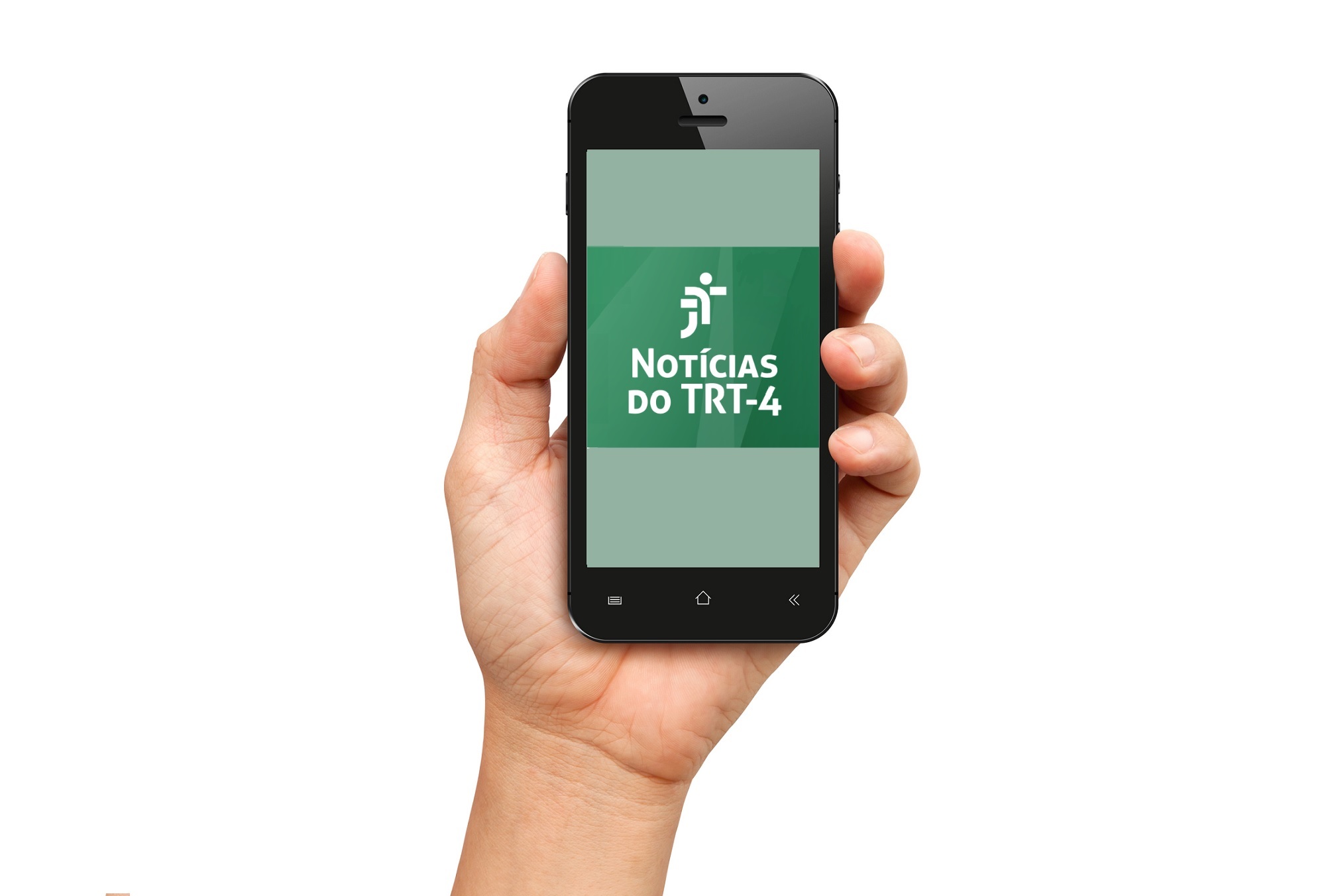 Uma mão segura um smartphone preto na vertical sobre fundo branco. No ecrã do telemóvel, destaca-se um retângulo verde com um logótipo estilizado branco e a inscrição «NOTÍCIAS DO TRT-4» em letras maiúsculas. O design é simples e focado no dispositivo móvel.