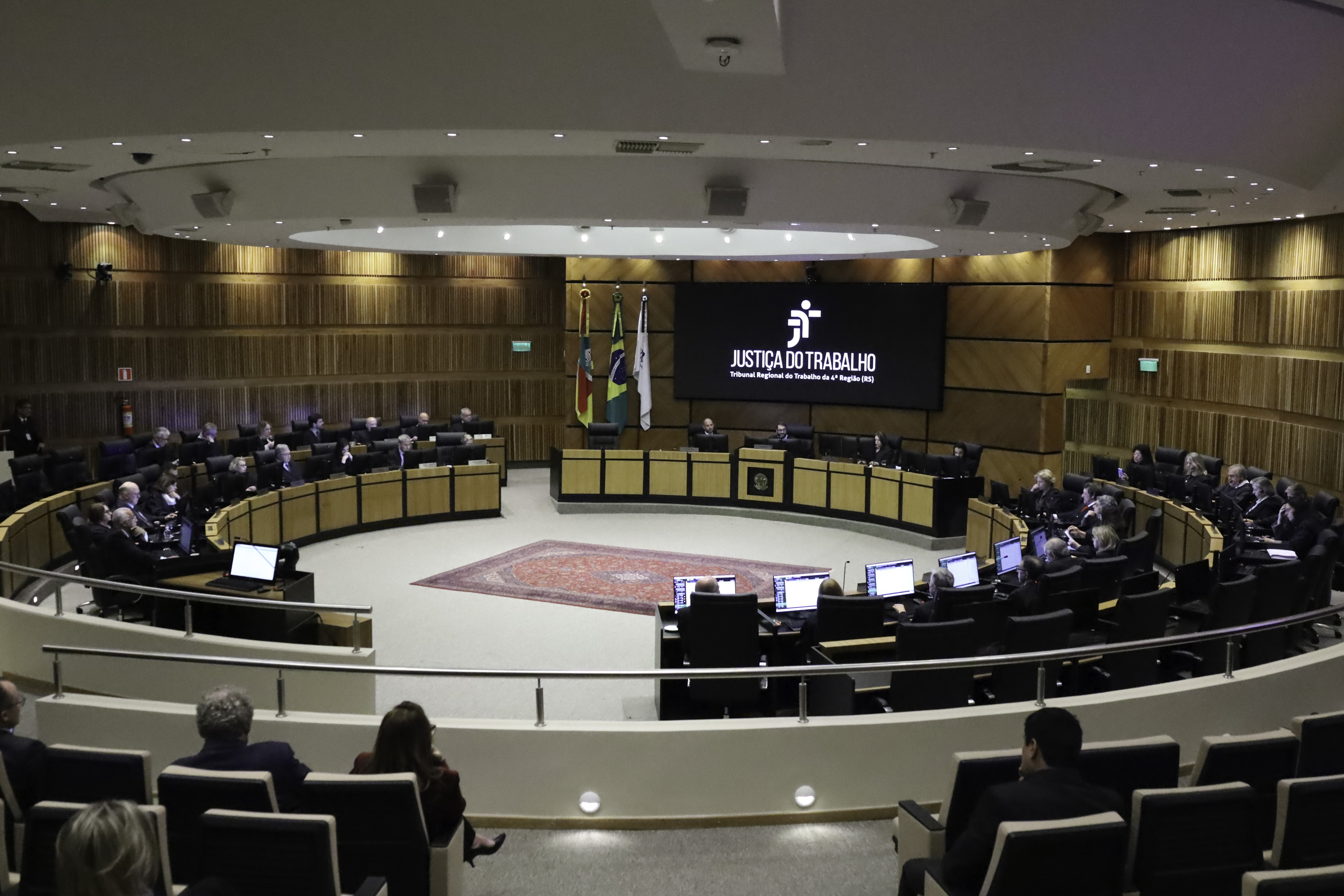 imagem geral do plenário com a os desebamrgadores na nave central. 