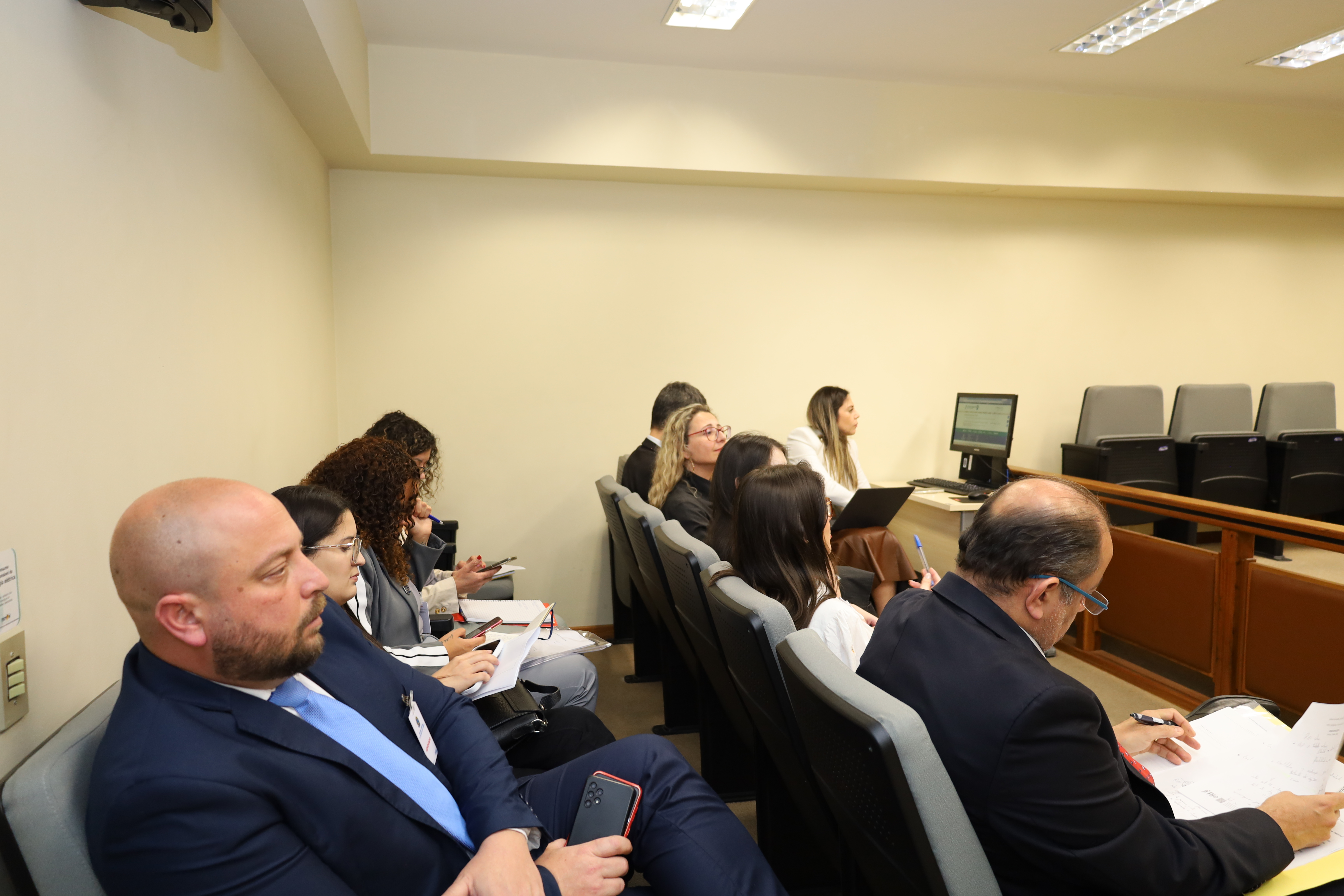 Alunos assistindo sessão da 3ª turma julgadora.