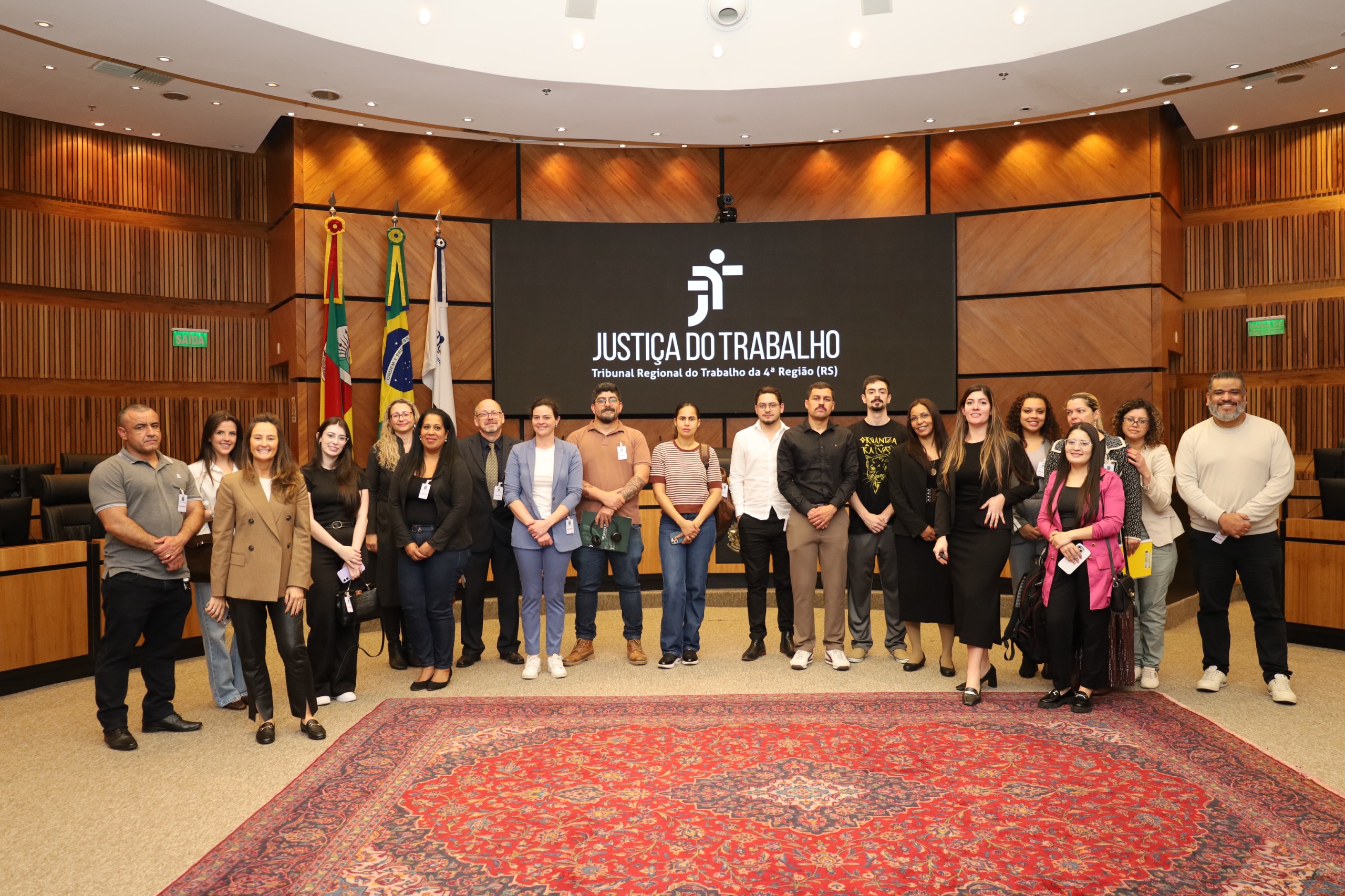 Alunos, professora e juíza Luciana no centro do plenário.