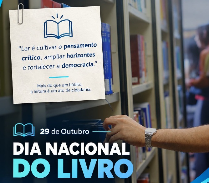 Imagem comemorativa do "Dia Nacional do Livro" (29 de Outubro). Em segundo plano, vê-se uma mão a alcançar um livro numa estante de biblioteca. Do lado esquerdo, sobressaem as inscrições: "29 de Outubro - DIA NACIONAL DO LIVRO" e uma nota presa por um clipe com a frase: “Ler é cultivar o pensamento crítico, ampliar horizontes e fortalecer a democracia. Mais do que um hábito, a leitura é um ato de cidadania”.