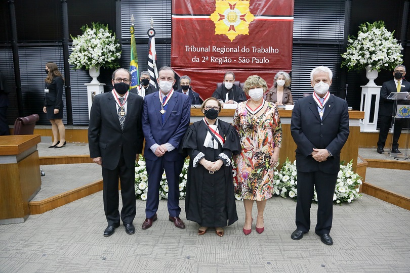 Desembargadora Carmen Gonzalez ao lado de outros agraciados.