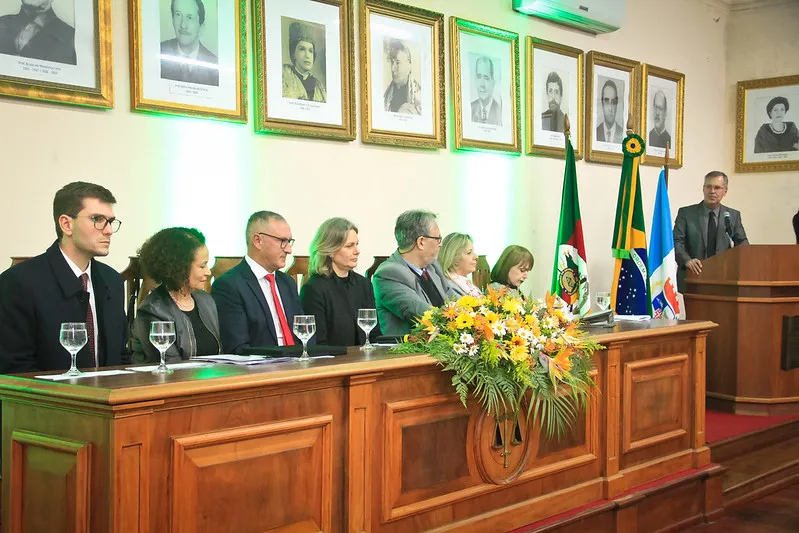 Foto da sessão, mostrando púlpito e mesa oficial