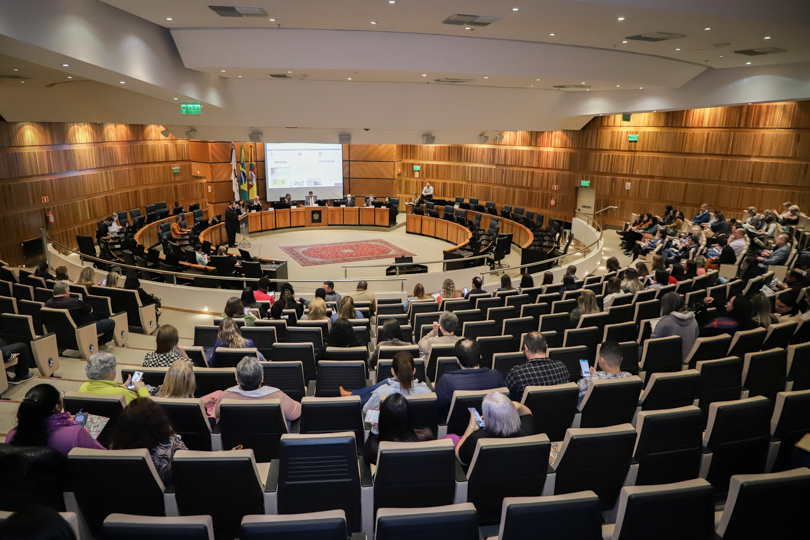 Foto geral do Plenário com o público presente