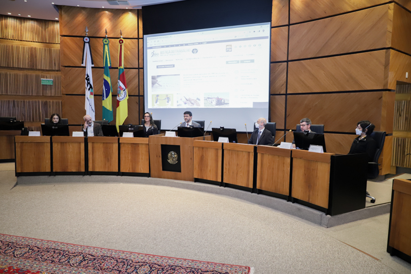 Foto dos integrantes da mesa de abertura do seminário