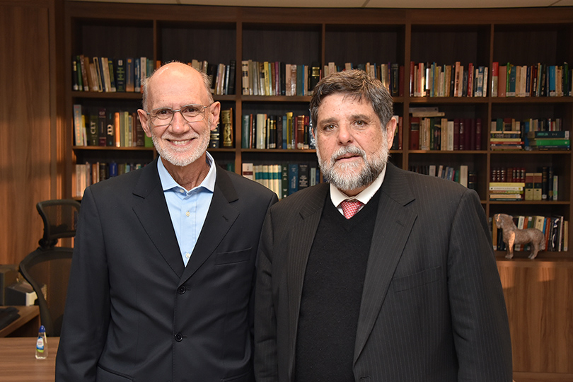 Des. aposentado João Ghisleni Filho e Min. Caputo Bastos em foto posada no gabinete da presidência