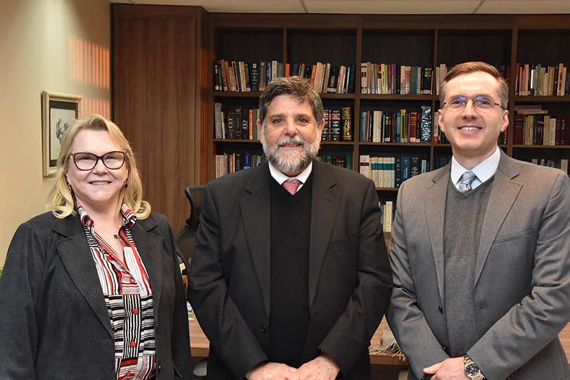 Desa. Laís Nicotti, Min. Caputo Bastos e Juiz Leandro Krebs Gonçalves em foto posada no gabinete da presidência