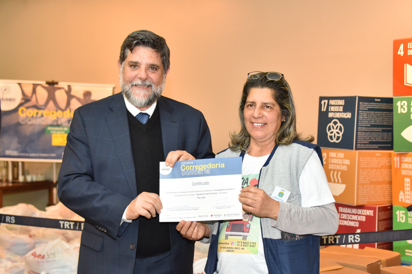 Entrega do certificado para entidade Tia Lolô