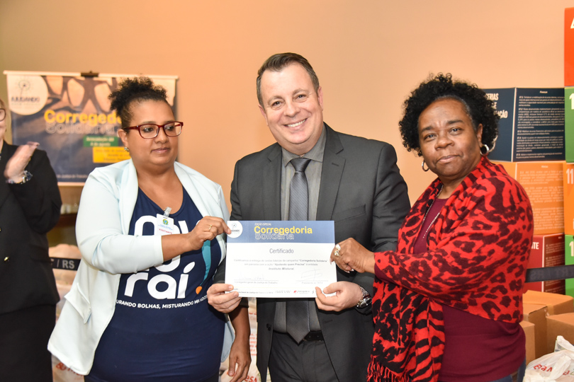 Entrega do certificado para Instituto Misturaí