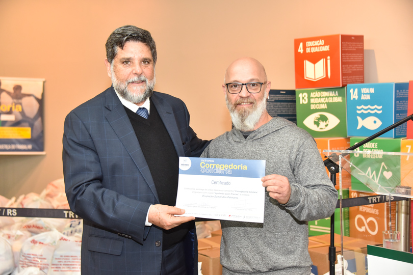 Entrega do Certificado para Ocupação Zumbi dos Palmares