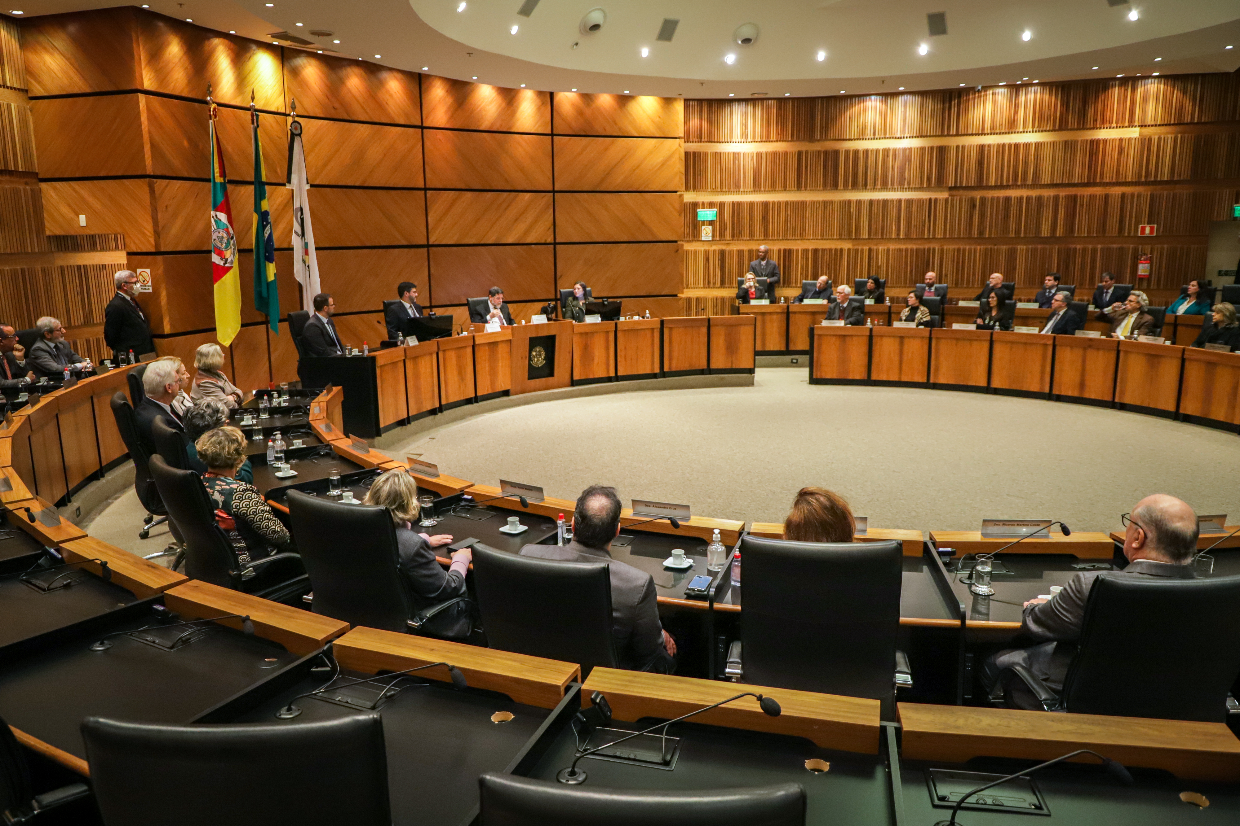 Foto geral do Plenário, com o ministro na cadeira central e os desembargadores em círculo