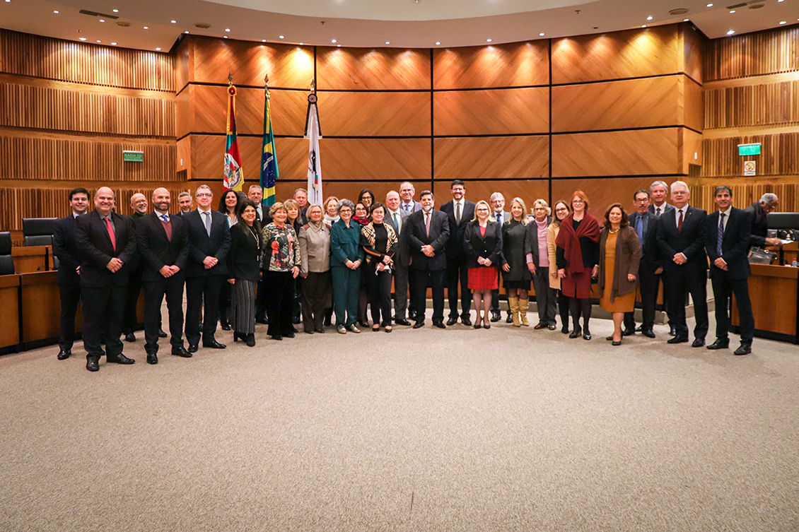 Ministro e desembargadores posam para foto na nave do Plenário