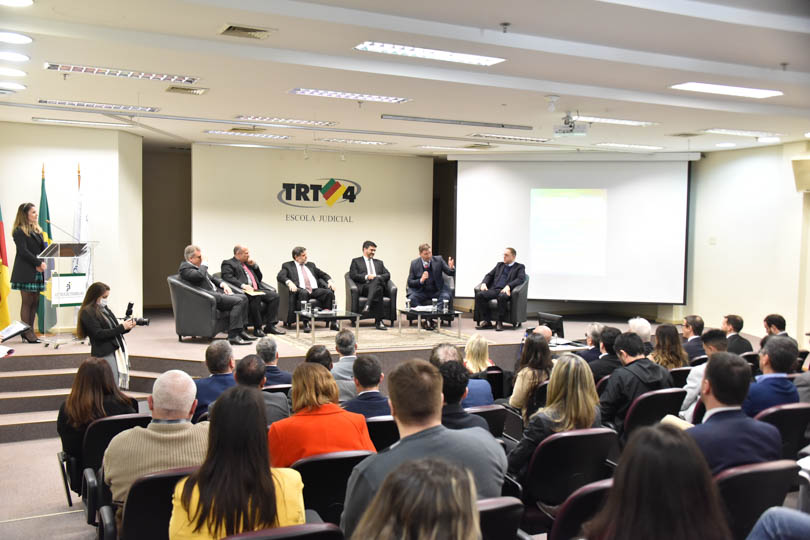 Foto da abertura, com autoridades na palco e visão geral do público