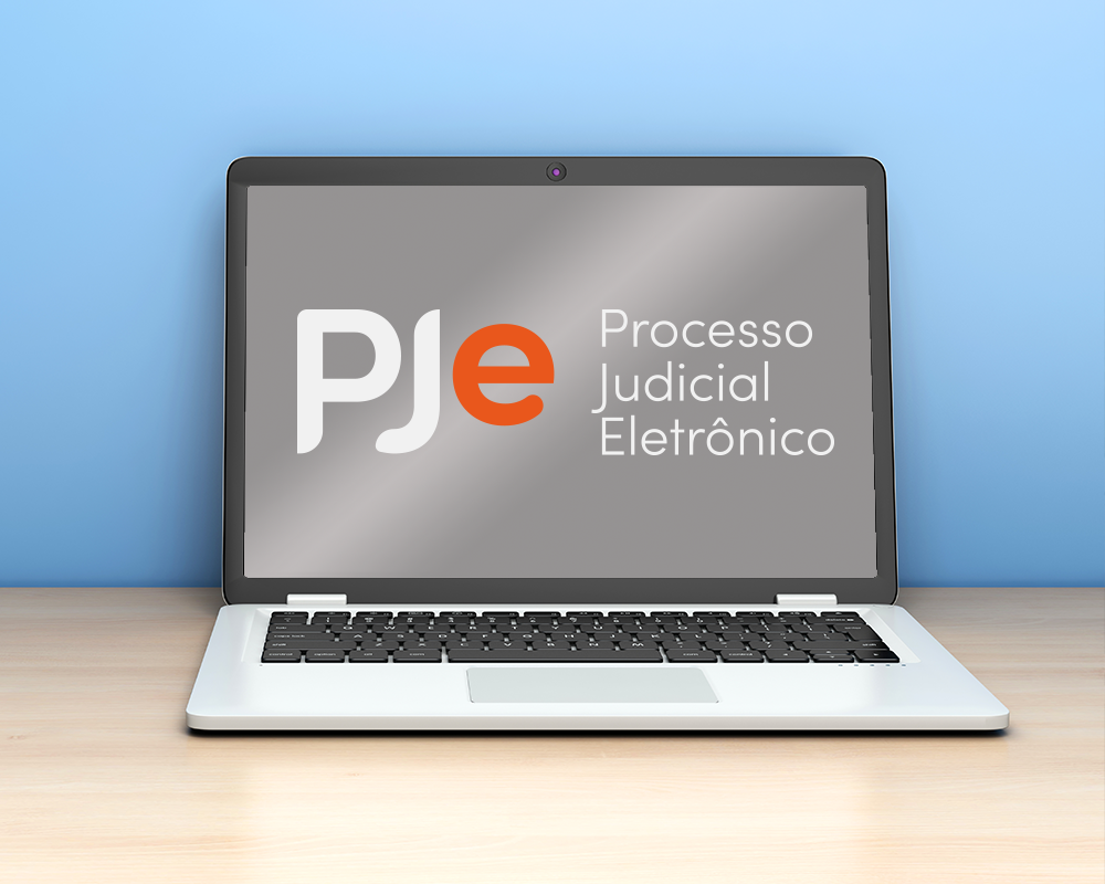 Imagem do logo do PJe na tela de um notebook