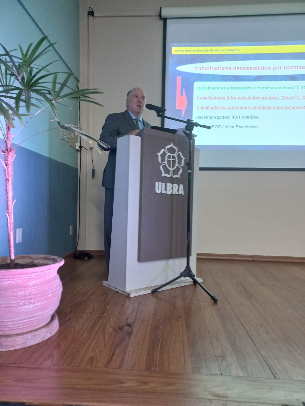 Magistrado falando no púlpito.