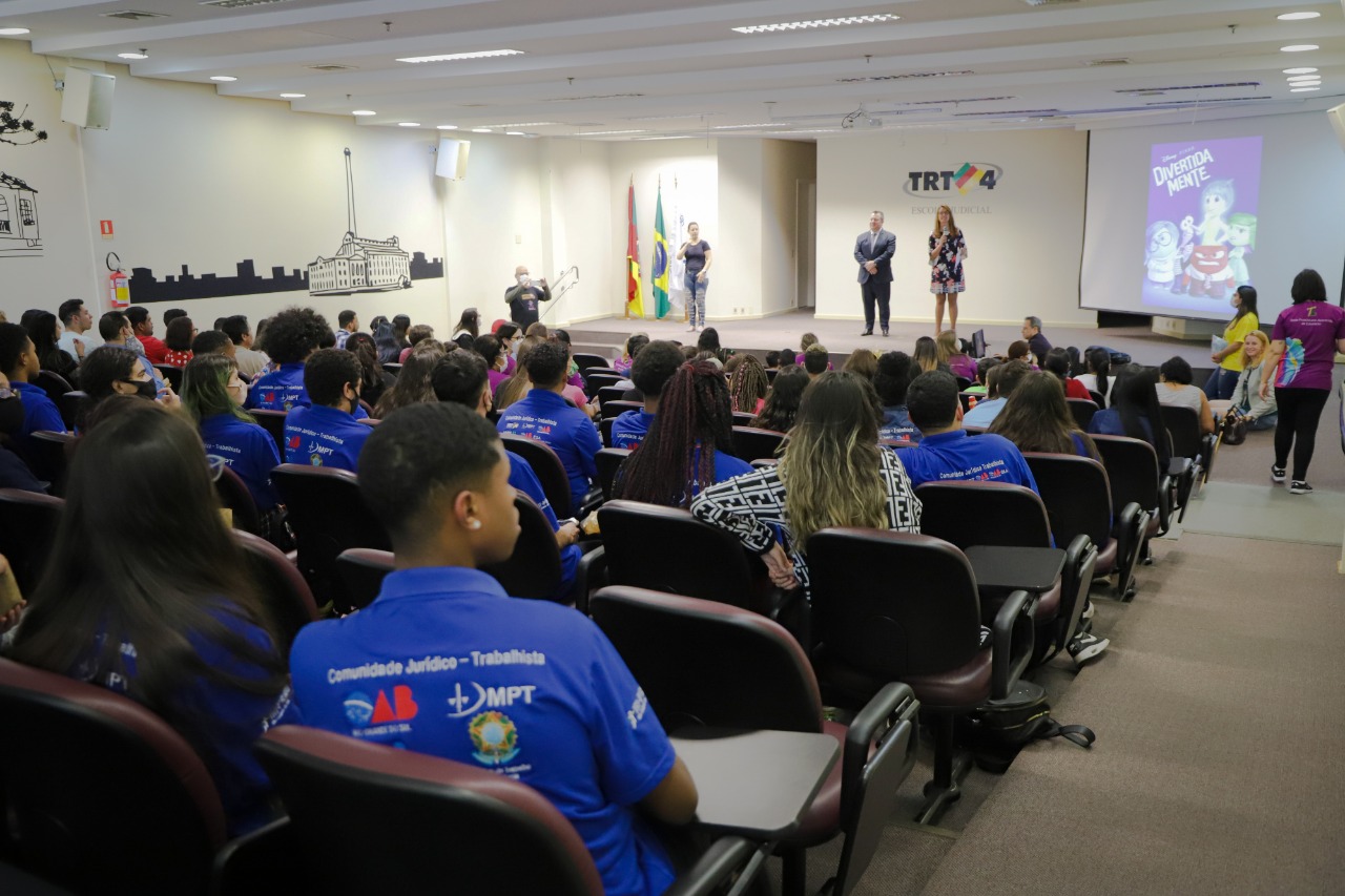 foto do público com a tela exibindo o filme ao fundo