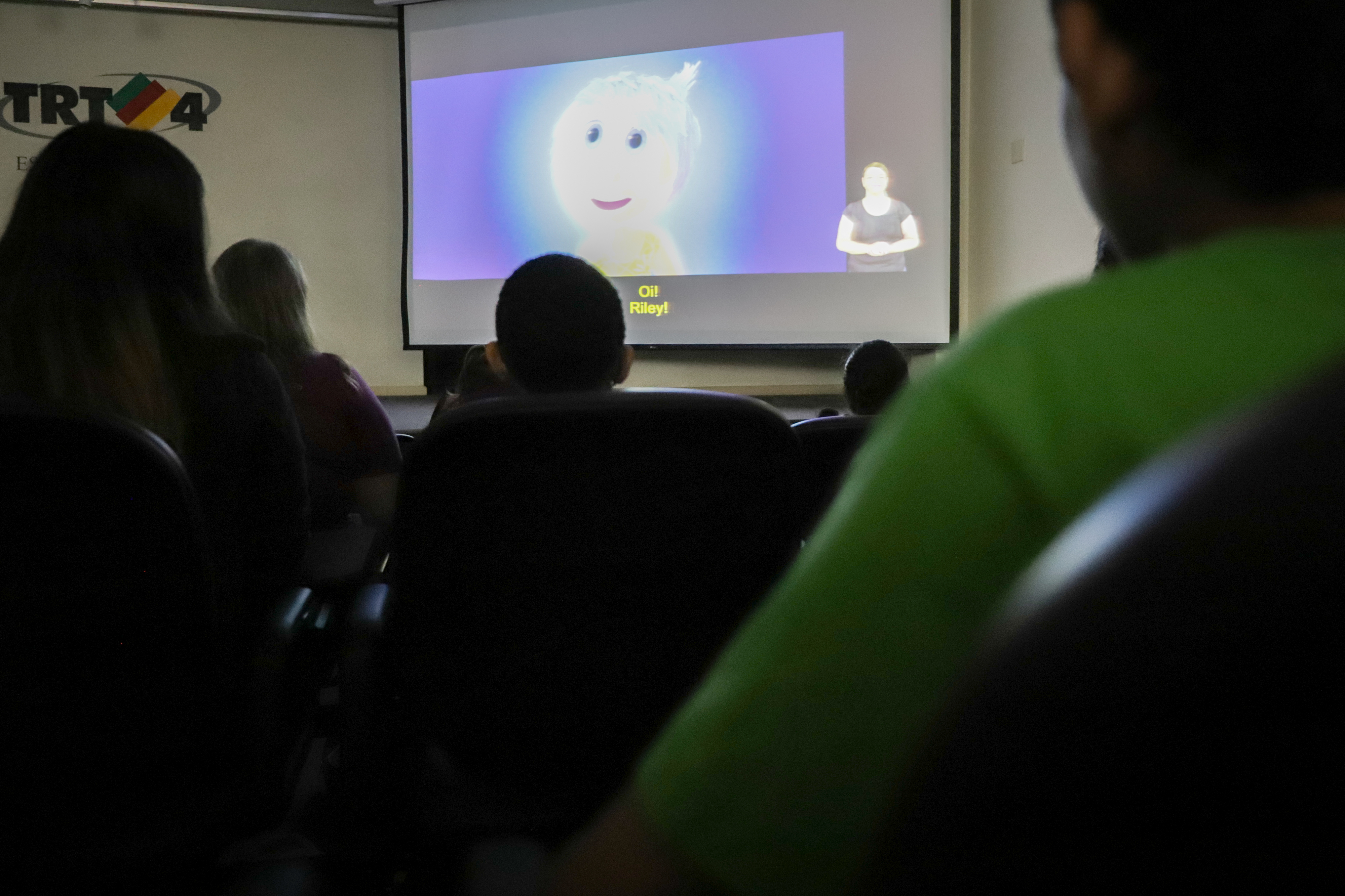 foto do público com tela de cinema ao fundo