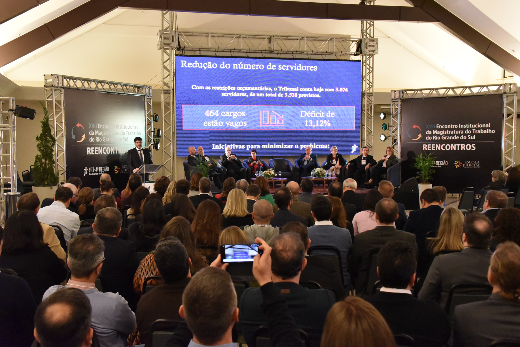 Foto em ângulo aberto, mostrando palco e público