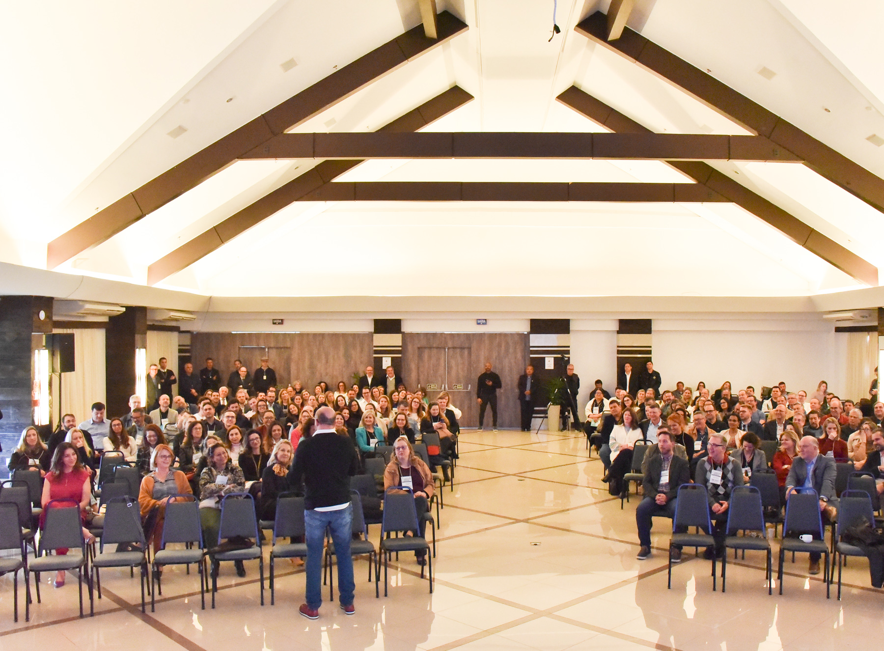 Foto do público durante palestra de Carpinejar