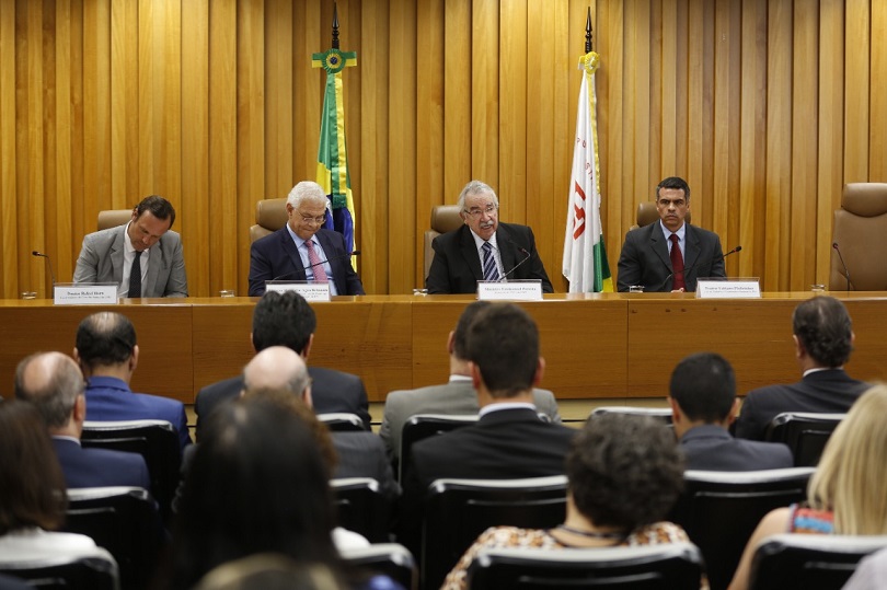 Fotografia da mesa da cerimônia de lançamento do novo Painel do Advogado no PJe