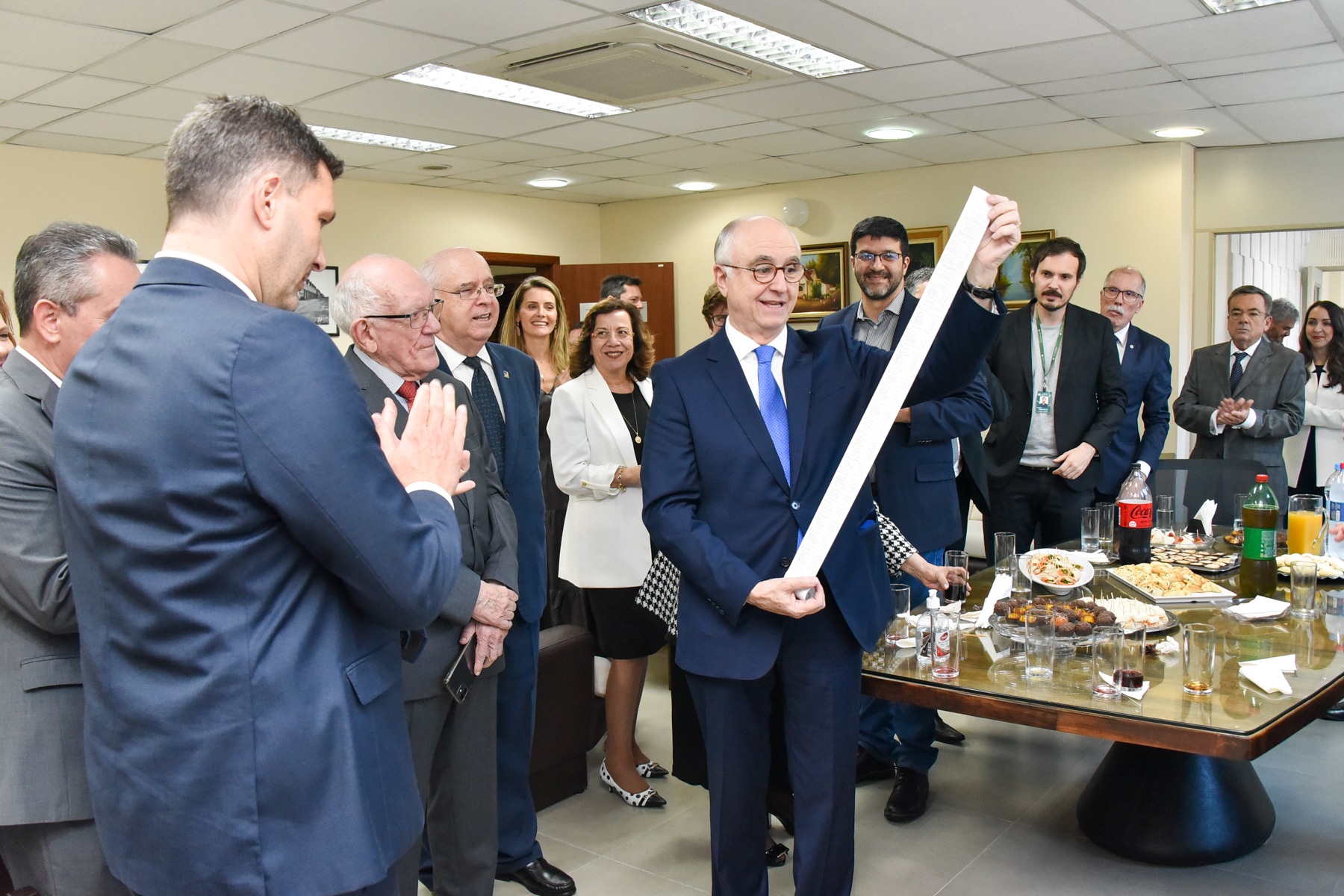 Des. José Moesch com o relatório da primeira urna apurada