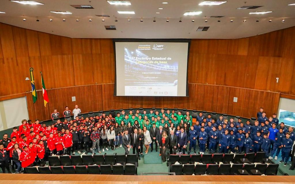 Foto coletiva, com os jovens atletas e os participantes do seminário reunidos no plenário do MPRS
