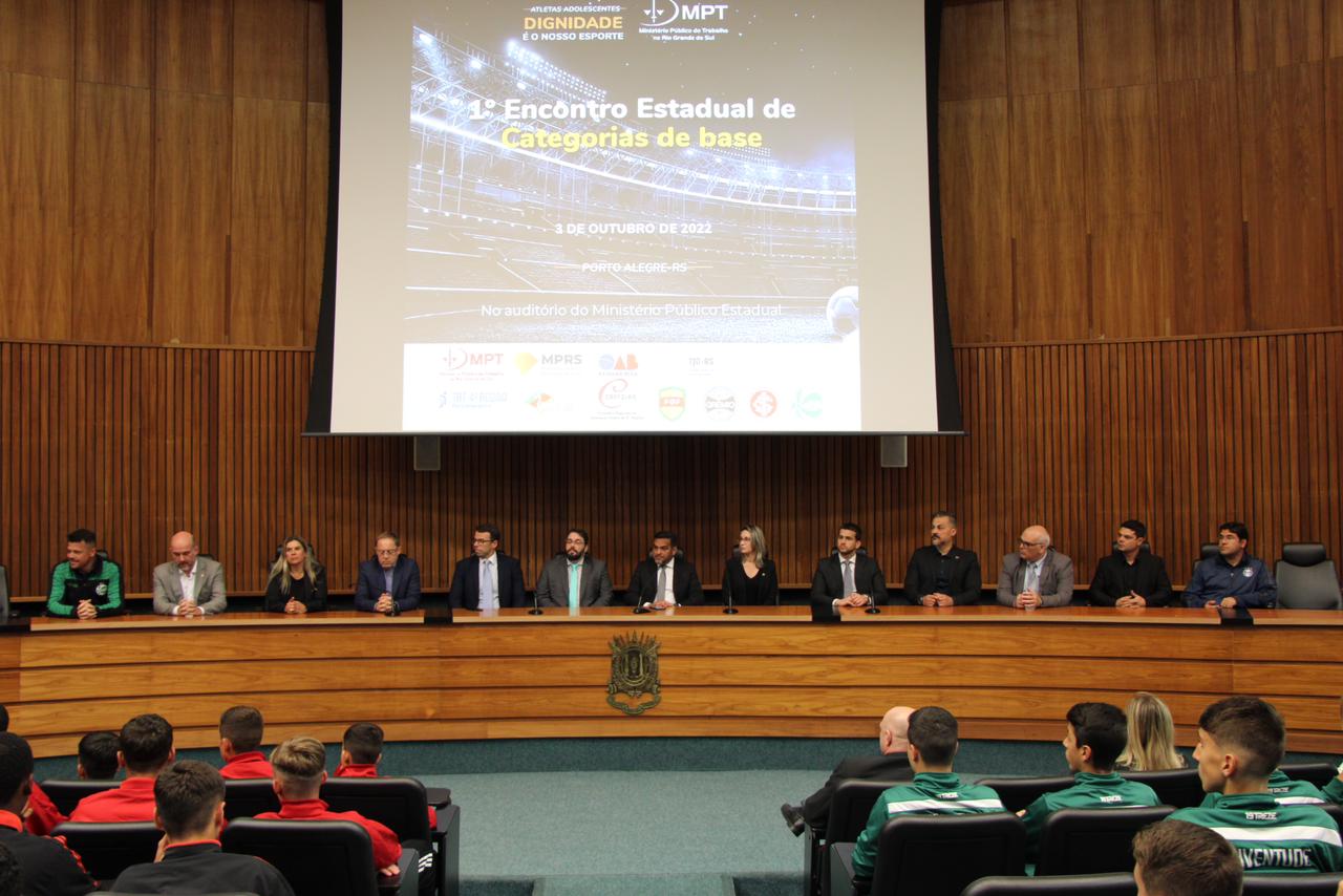 Mesa oficial, na abertura do evento