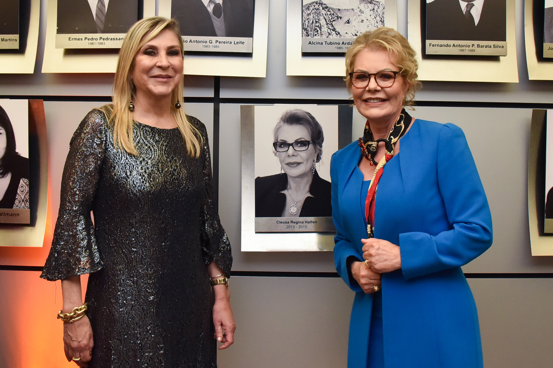 Desas. Maria da Graça e Cleusa, em frente ao retrato de Cleusa