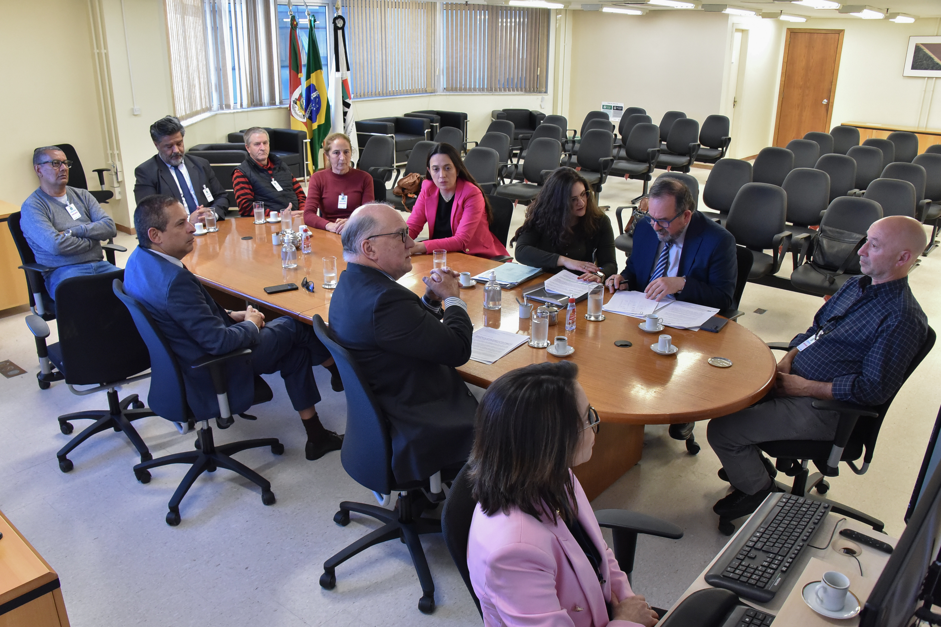 audiência de mediação com representantes dos trabalhadores e da unimed