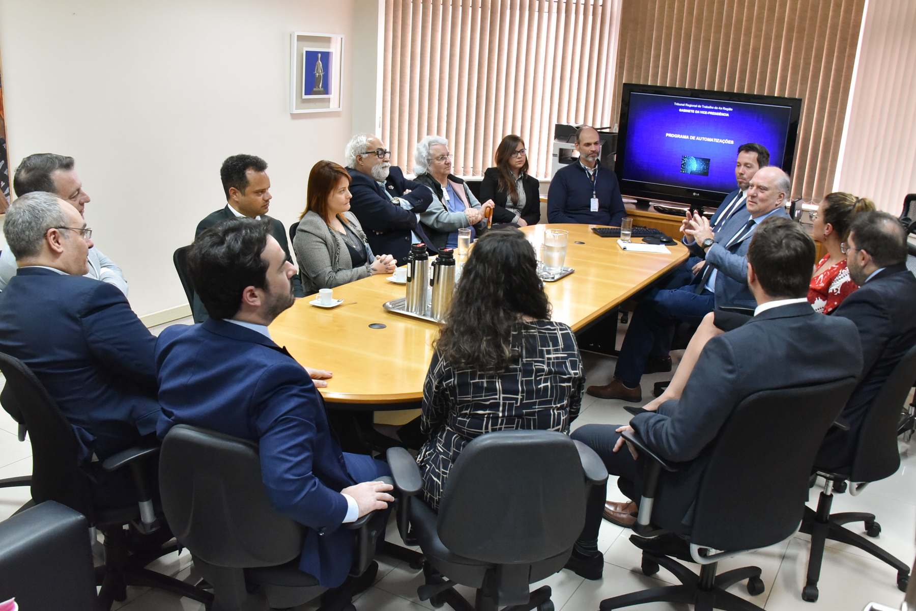 Foto da reunião na Sala de Reuniões da VP