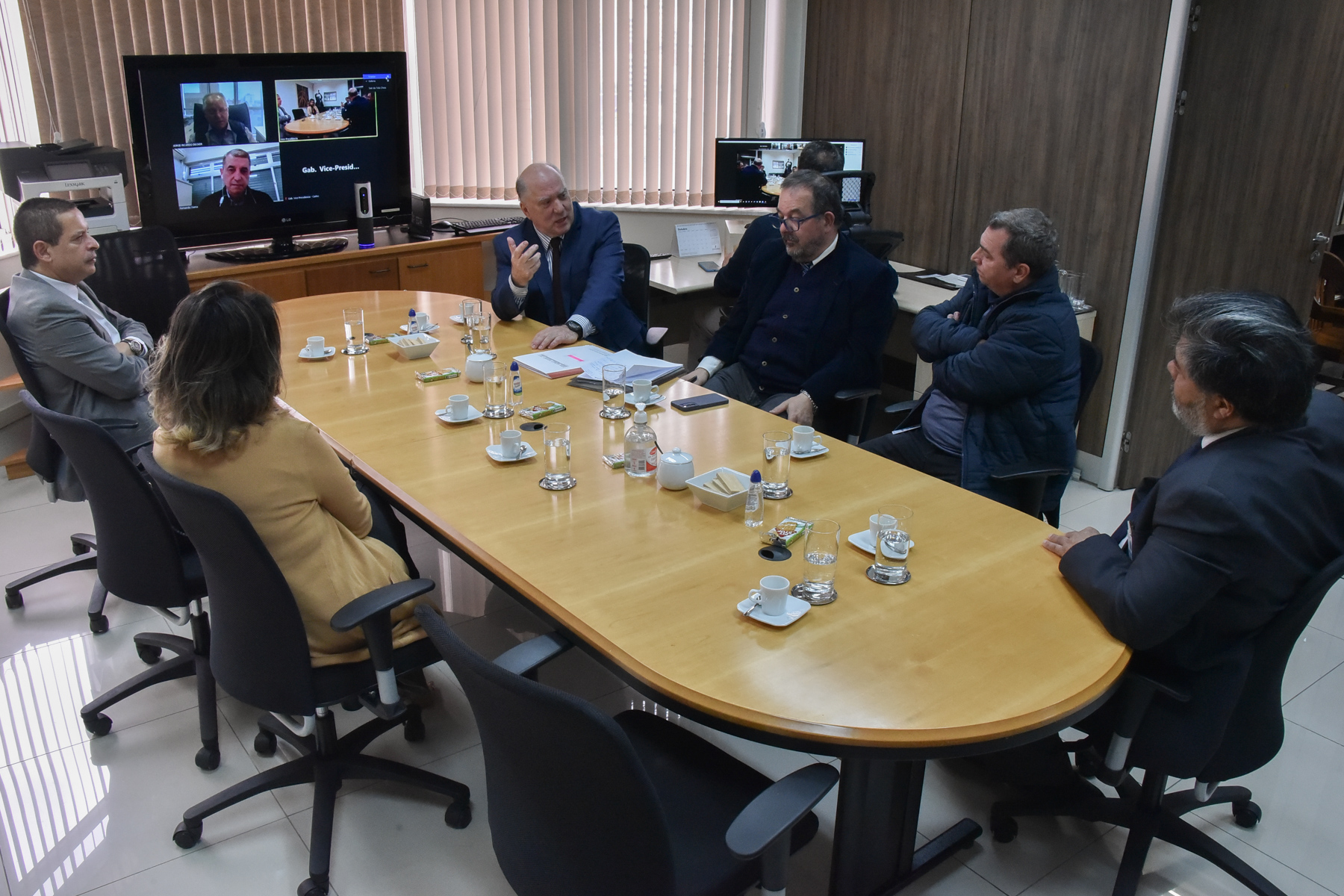 participantes na mesa de mediação