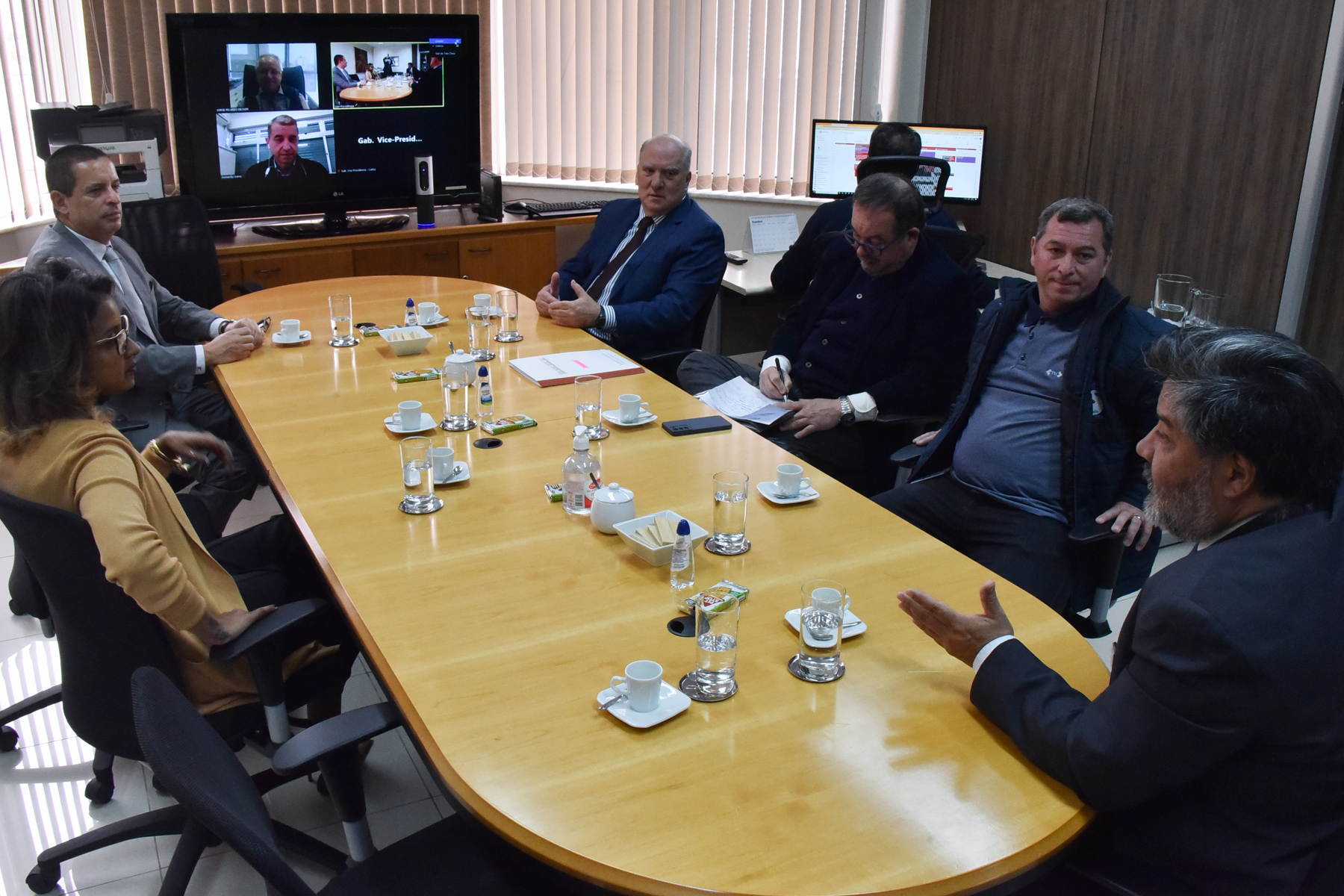 participantes na mesa de mediação