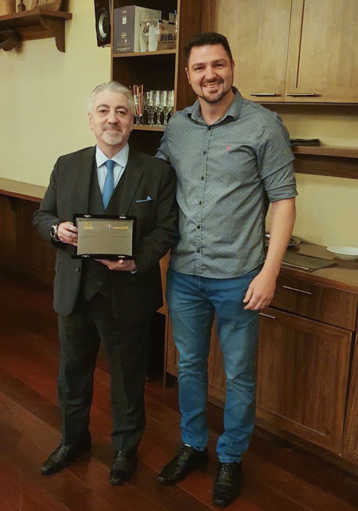 Marcelo Porto recebe placa comemorativa do presidente do Sindicomerciários, Nilvo Riboldi Filho.