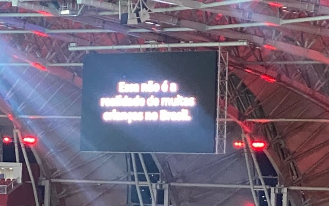 Foto do vídeo sendo exibido no telão do estádio Baira Rio.