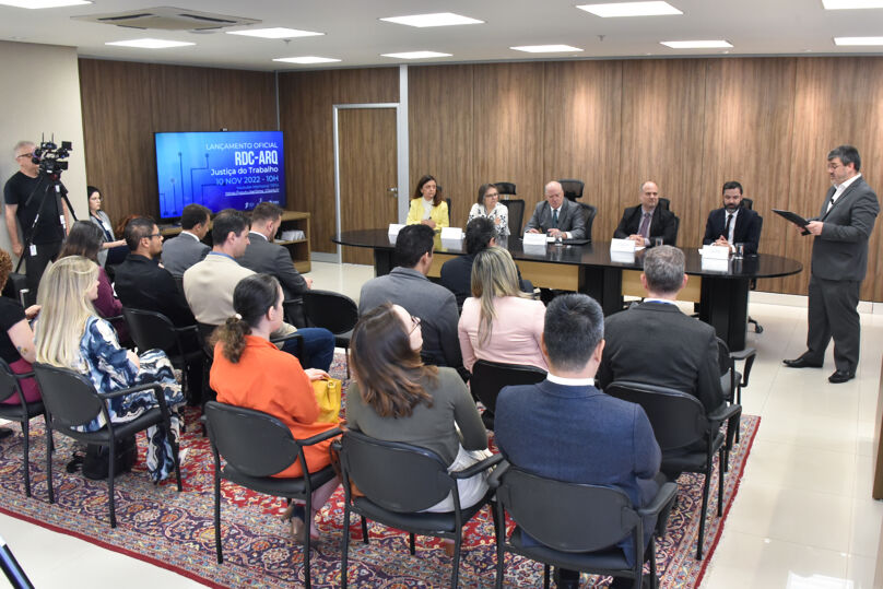 Foto do público e da mesa oficial do evento