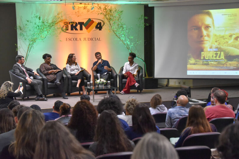 Debatedores/as no palco do Auditório Ruy Cirne Lima, após a exibição do filme.