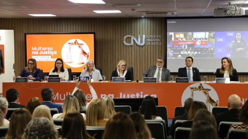 Foto da mesa de abertura