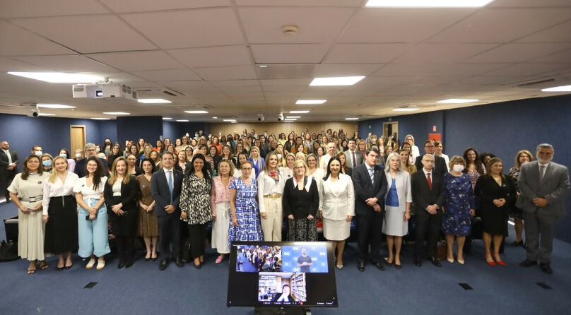 Foto dos participantes do evento, em pé